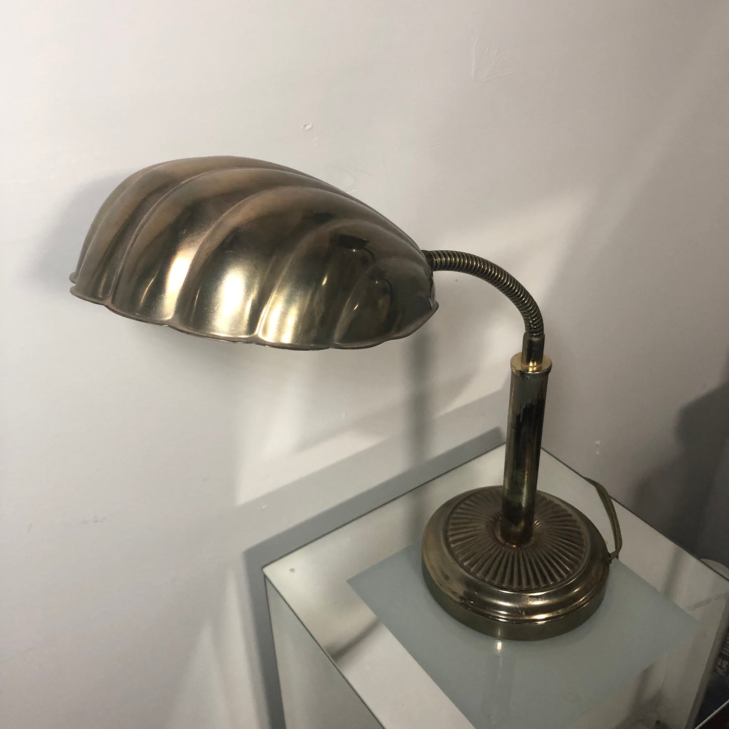 Shell desk lamp