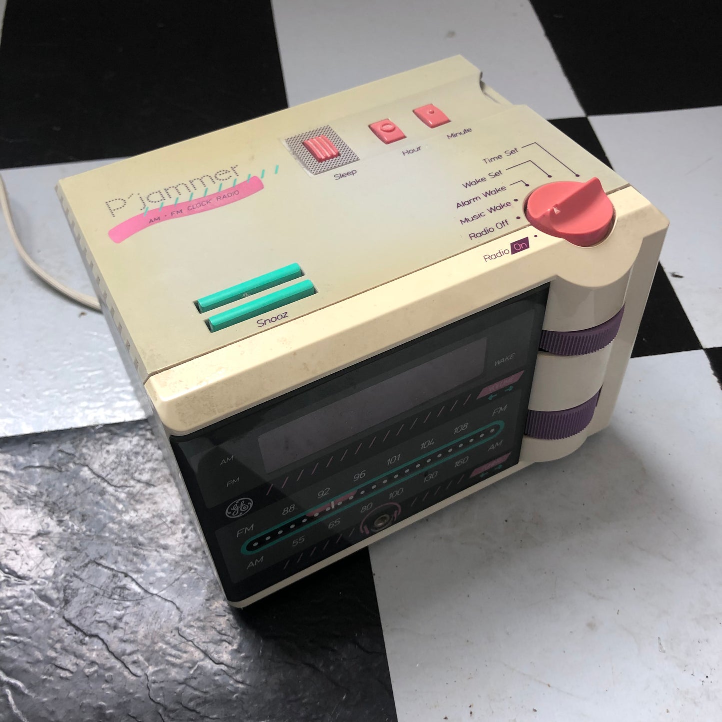 Vintage P’Jammer AM FM clock radio