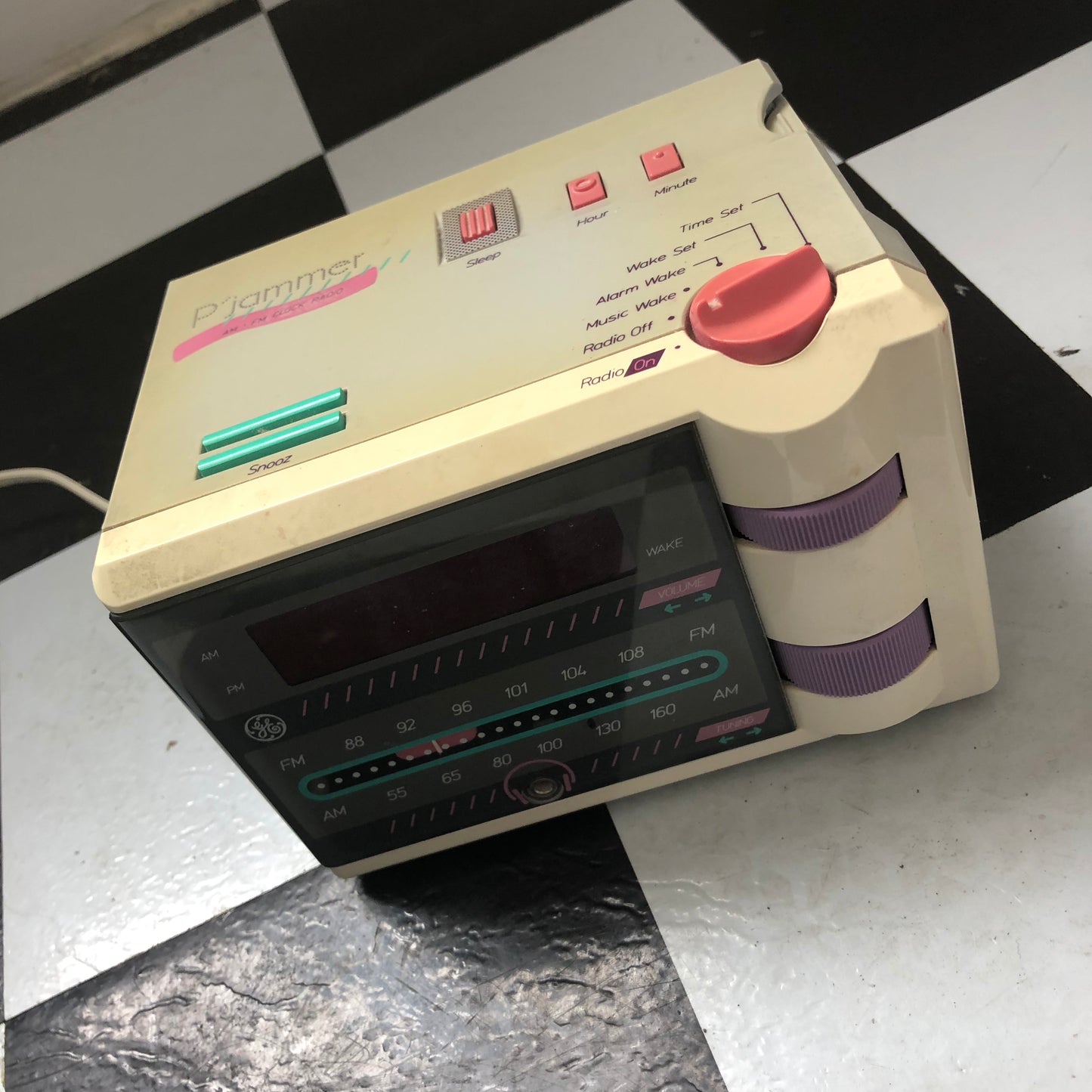 Vintage P’Jammer AM FM clock radio